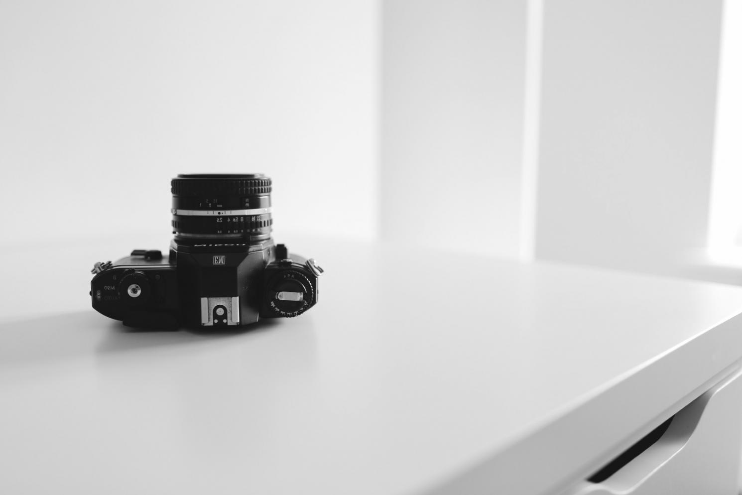 Profesional trabajando con software de edición de vídeo no lineal