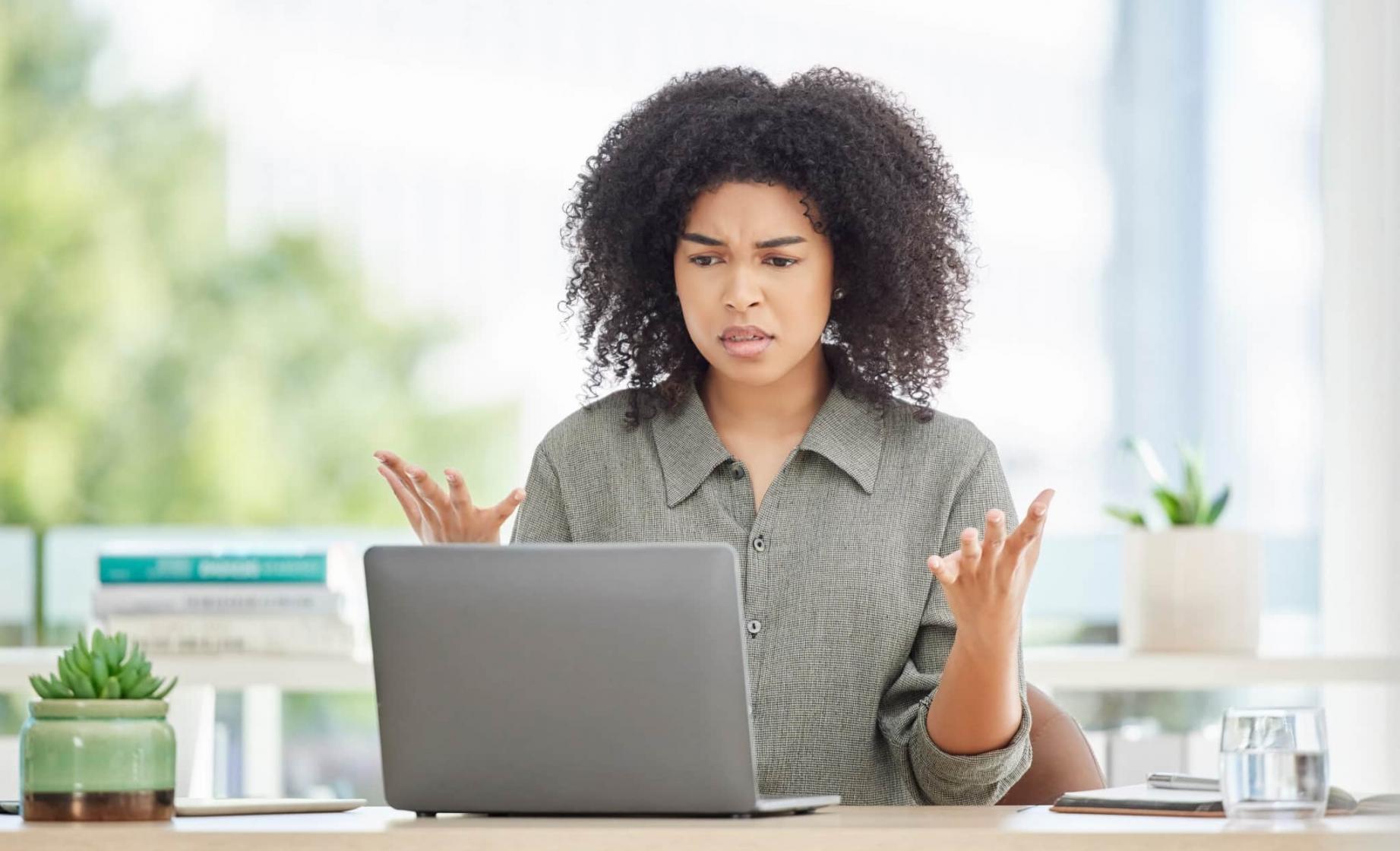 Sesión de edición de vídeo no lineal en estudio profesional