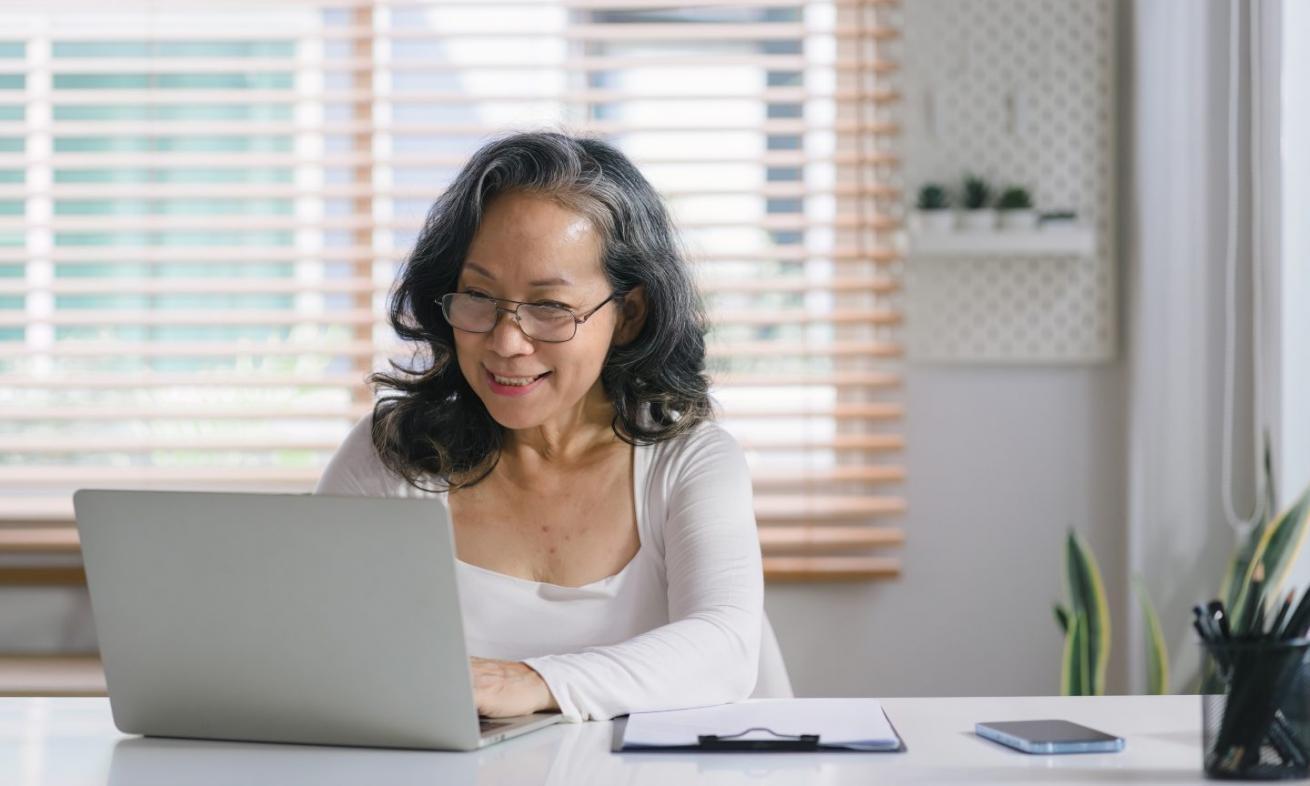 Entorno de edición profesional con múltiples pantallas