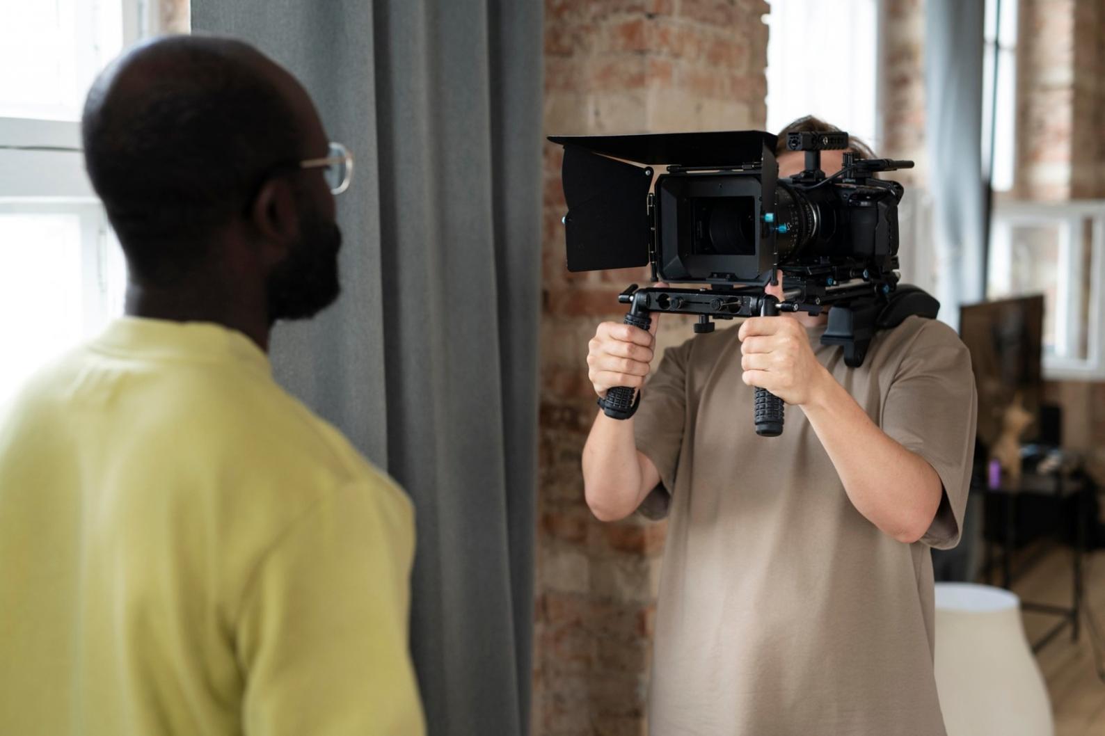 Estación de trabajo profesional para edición de video con múltiples monitores